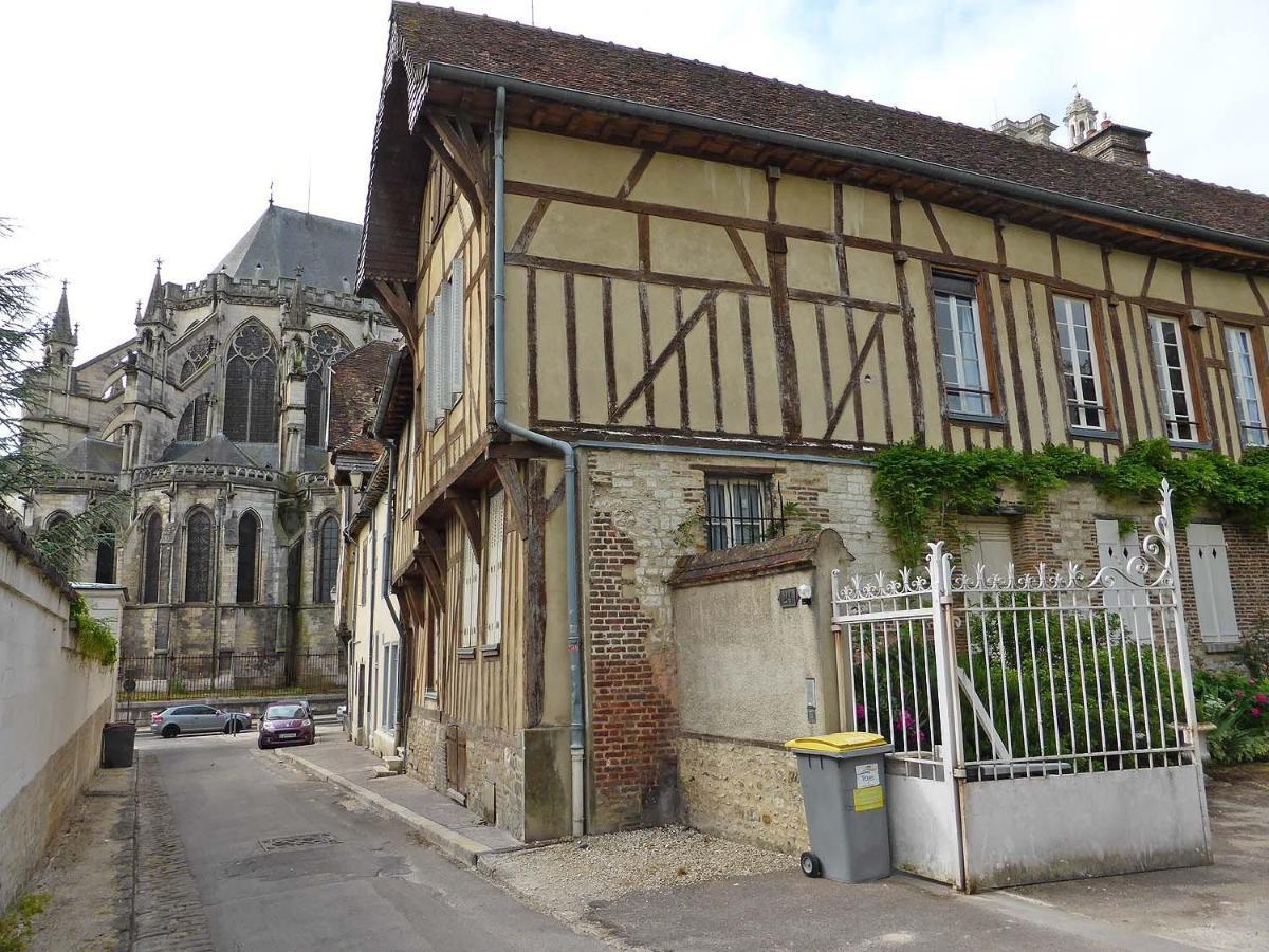 Le Papillon De La Cathedrale - Calme - Jardin - Wifi Apartment Troyes Bagian luar foto